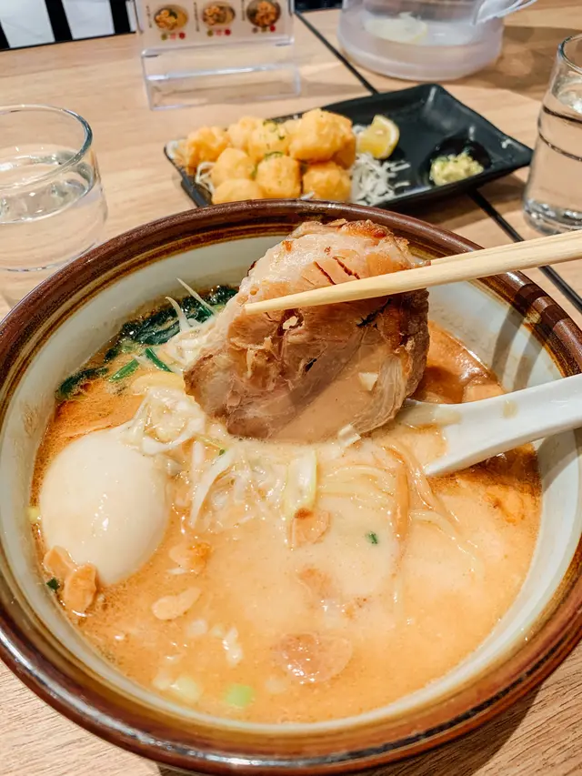 一開始都係飲左啖湯先，因為實在係太香。有好濃烈既香蒜味，湯底有用到麵鼓。但麵條就冇驚喜，只係普通日本拉麵條，似係出面買快熟果種，但就軟硬適中幾有咬口。叉燒都好大塊，都係唔算入味，但夠晒淋，瘦多肥少。唯獨令我有驚喜就係隻半熟蛋，原隻上，用筷子🥢整開蛋黃即刻流出來🤤🤤整得岩岩好，很juicy!
