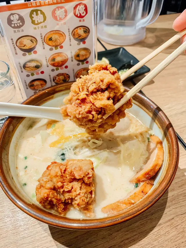 碗拉麵一來到果陣湯底香已經撲鼻而來。即刻飲啖湯先,真係超香濃,令我忍唔住再飲多啖。顏色上面都非常吸引。通常濃湯都驚佢會太咸,但呢碗就唔會,食完都唔會好頸渴。叉燒好淋,肥瘦亦適中,係兩片比較大片既,但就唔算太入味。仲有兩件炸雞,肉質都好新鮮,但放埋落同一個碗,比湯浸淋左少少,下次另上會好一點。個碗唔算大,份量就好多,細食既人就要考慮喇!