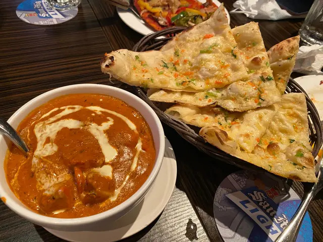 去骨牛油烤咖喱雞配蒜蓉烤餅 Garlic Naan