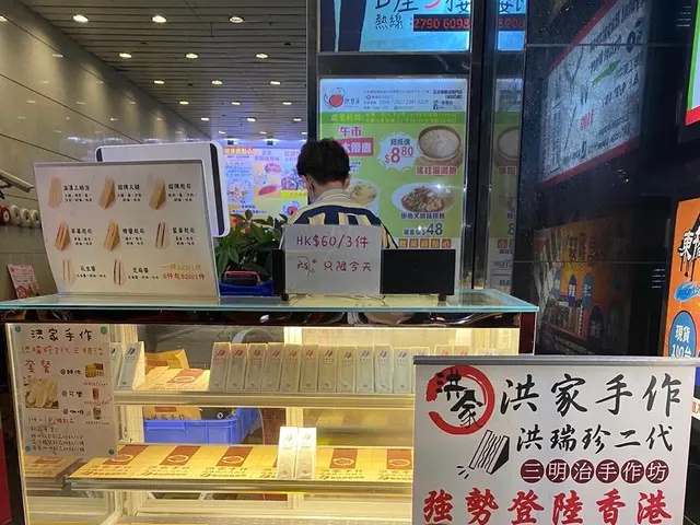 後面藍色盒係一箱箱三文治🤢