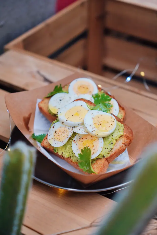 Egg  avo  toast  set