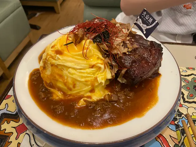 英式紅酒肉碎汁極上燒豬肋骨蛋包飯