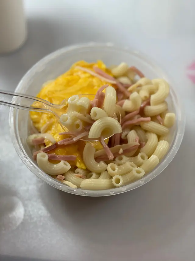 忌廉雞湯鮑魚火腿通粉早餐