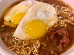 雙太陽蛋沙嗲牛肉出前一丁