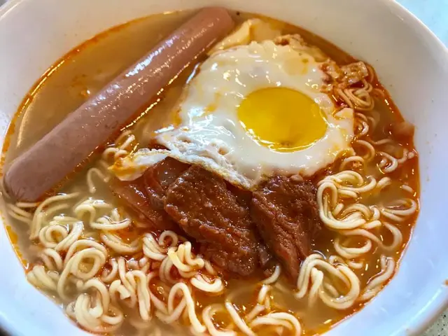 腸仔太陽蛋回鍋肉即食麵