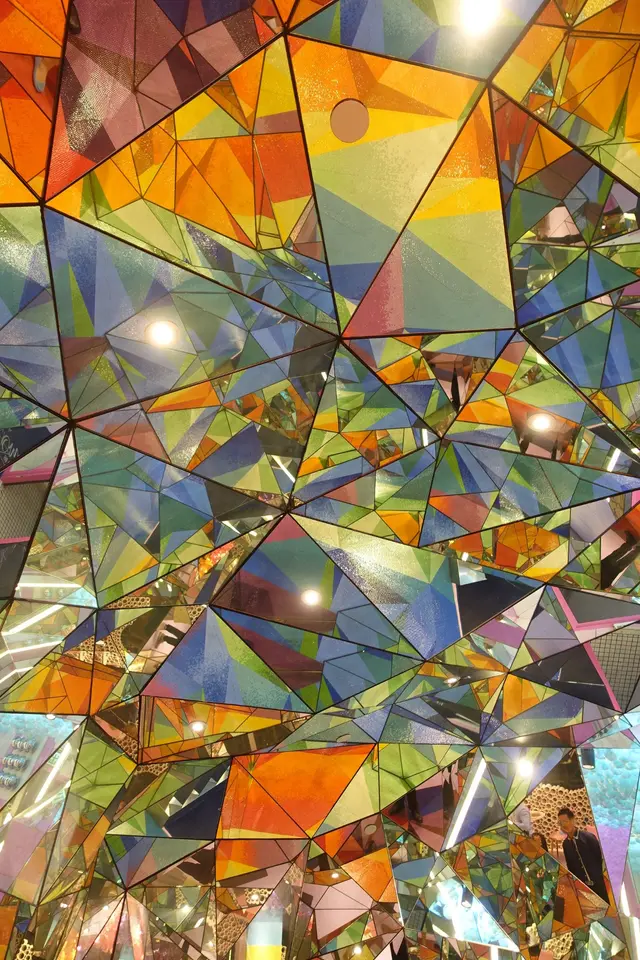 天花板、四周圍也充滿三角形的鏡子