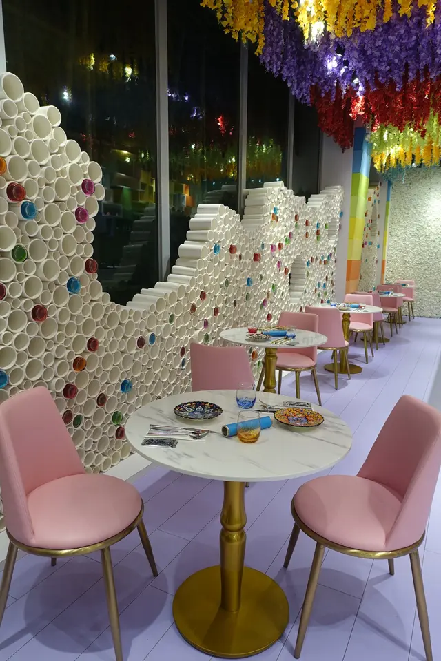 粉紅色的餐椅給人更夢幻的感覺