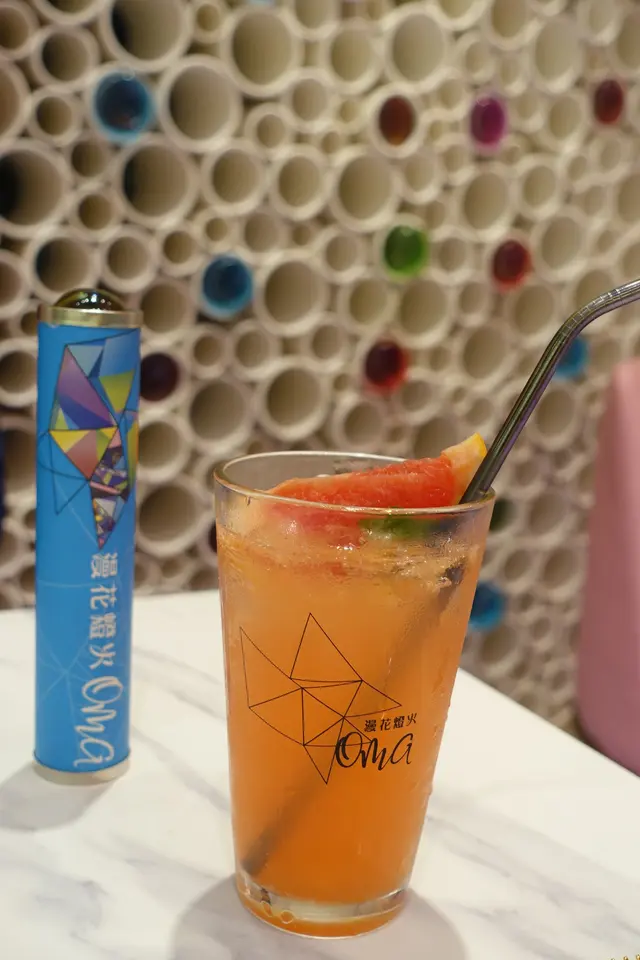 西柚本身的酸澀,混合蘋果的酸甜,味道酸甜而清新!