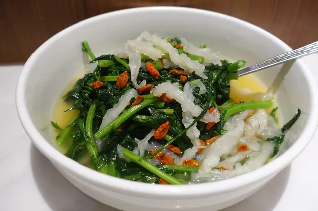 略嫌皇帝菜苗有部份較老身，食起來有渣！