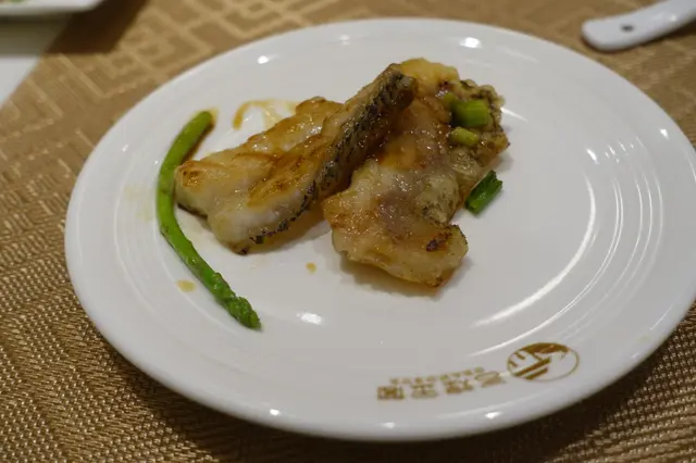 鮮美的魚肉厚切平均，煎至表面薄薄的金黃色