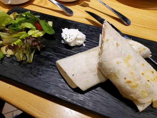 挪威煙三文魚牛油果酸忌廉墨西哥餅