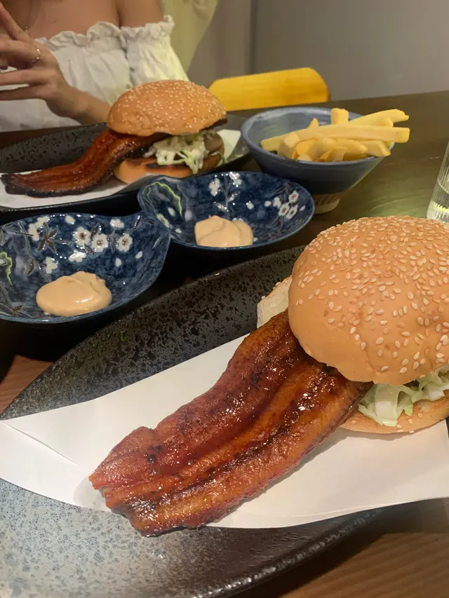 條鰻魚質感軟嫩 未及得上新鮮鰻魚咁彈牙  但真係好大條好肥美😍😍 味道方面 我略嫌個汁有啲咸  一定要連包食先平衡到🧐 包入面有啲菇同椰菜 但個醬好似有啲搶左鰻魚鋒頭  至於個包 超級鬆軟  打開見佢有啲煎烘過嘅痕跡 但唔係好夠脆😗  薯條加左青檸鹽🍋🍋 有啲lime zest 食落咸中帶微酸😍 幾清新 幾新奇嘅配搭🤤🔥