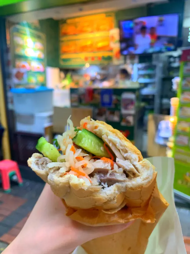 配料有肝酱、扎肉、腩肉、燻蹄、肉鬆、青瓜、蕃茄、酸蘿蔔絲及莞茜 🍅🥒🥕 佢先將法包剖半 烘3分鐘 成功做到外酥內軟🥖 然後均勻搽上肝醬 🐽🐷 肝醬非常軟滑 為包體增添濕潤感 令每一啖更順口 更香💥💥 肉醃得好入味 扎肉同燻蹄帶有濃烈黑椒味 扎肉更見到有一粒粒黑椒碎 🍗🍖 超級惹味😍😍😍 肥瘦適中嘅腩肉帶啲油香 卻唔會太過油膩 蔬菜新鮮爽口 令我記憶最深刻嘅係酸蘿蔔絲  酸酸辣辣令成件事好清新 好東南亞😚😚