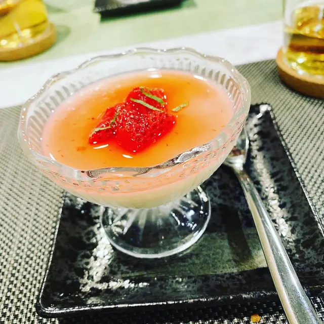 士多啤梨豆腐布丁