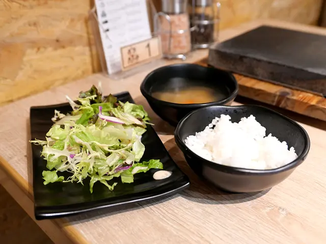 沙律、味噌湯和白飯