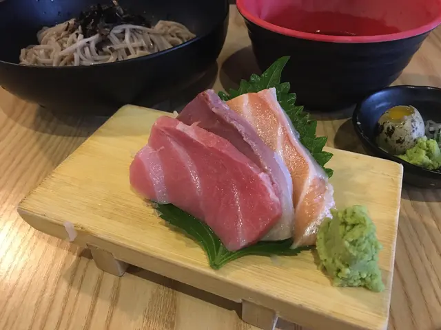 三文魚、油甘魚及吞拿魚各一片