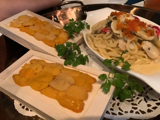 韓國海膽有足足兩板咁多,未食已經流晒口水~☺️
海膽味道甘甜,
淨食得,拌意粉食都得!
白汁扁意粉有好多配料,
蟶子爽彈,仲有蘑菇、車厘茄和蟹籽。🌟推薦❗️