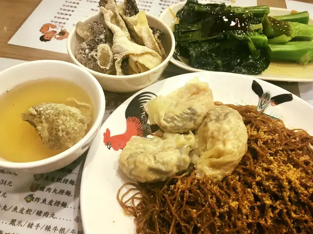 蠔油芥蘭、炸魚皮、水餃豉油皇金沙撈麵