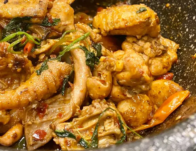 少辣大蝦花膠魚肚雞煲