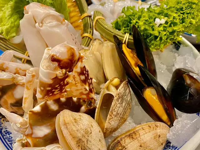 環遊海鮮船：鮮魷、紅蟹、馬刀貝、青口、大蜆