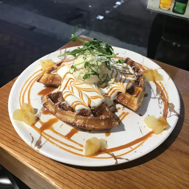 蘋果焦糖配奶油醬窩夫 • 香草雪糕