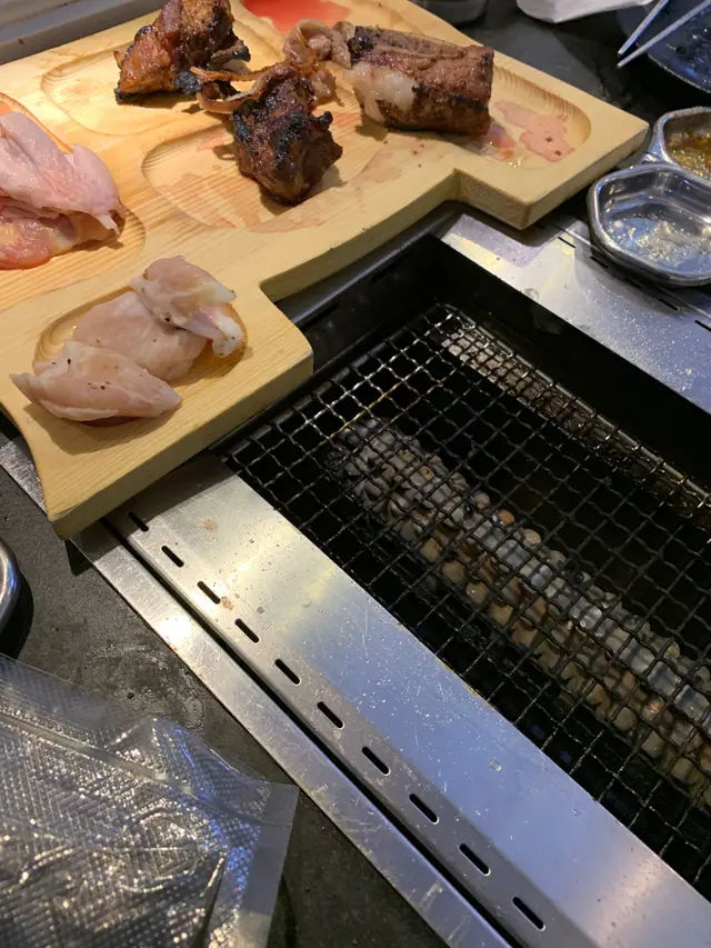 碟野食卡住就話我地,但其實係佢地自己放到咁