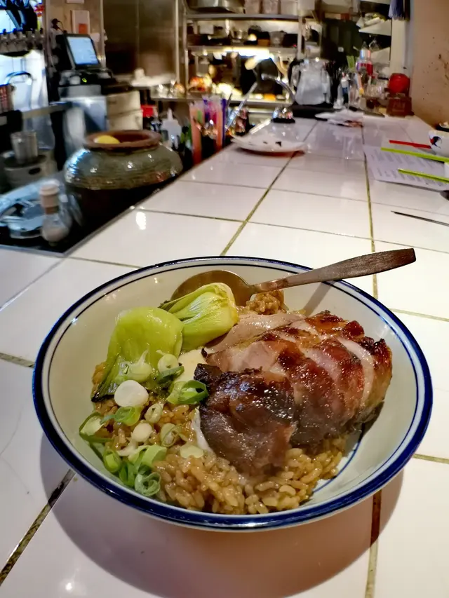 24小時慢煮伊比利亞叉燒,玫瑰露九龍園豉油皇鹵獅頭鵝肝配溫泉蛋,香噴噴豬油撈飯