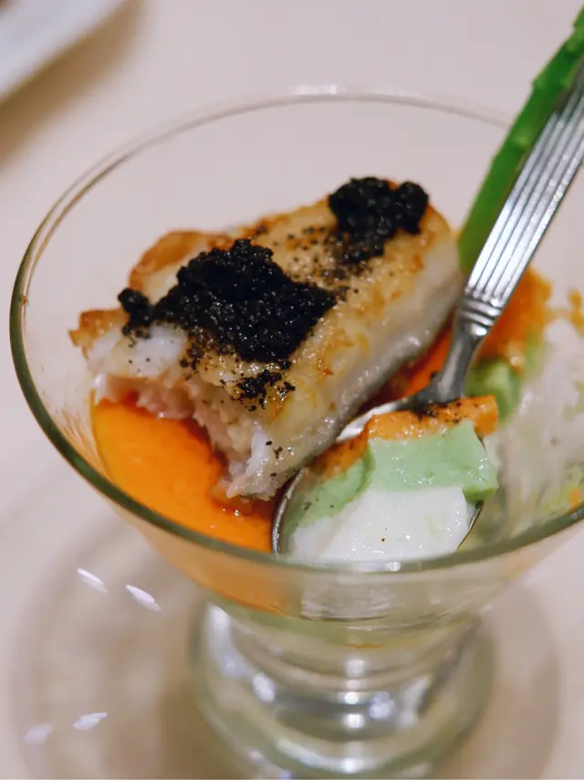 雪嶺紅梅映松露