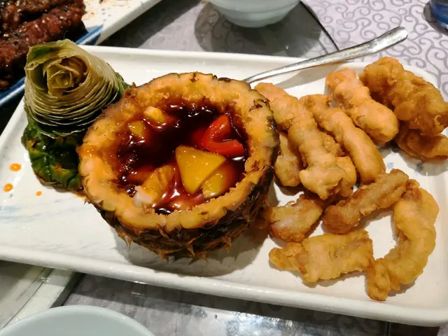 What? 豬扒切件後酥炸！係"咕嚕肉"?? 仲有，個菠蘿身與蓋頂，係兩個顏色！好明顯菠蘿身，令人有重用的疑惑。對此頓餐廳大失望！
