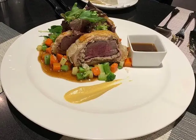 威靈頓牛柳是 Master Chef 廚神Gordon Ramsay的招牌菜式, 在港可以吃到水準之作，難能可貴！ (需預訂)😋😋😋