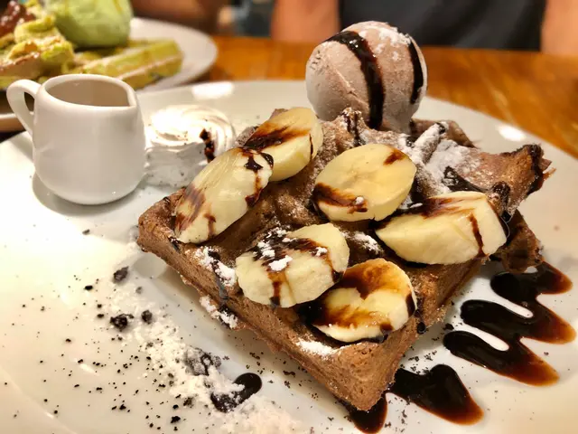 香蕉朱古力窩夫伴朱古力雪糕