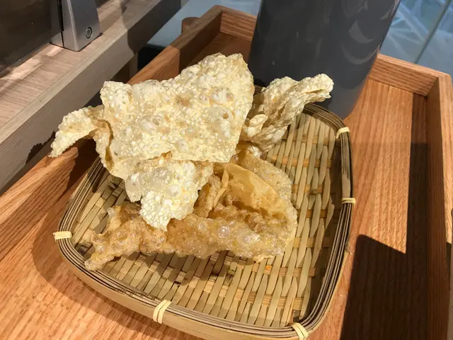 挑選秋季大豆作為原材料，聽聞是由經由200度的大豆油炸至金黃，呈現薄如紙的質感，如響鈴那般，浸十秒已可起錨，脆卜卜的豆味。