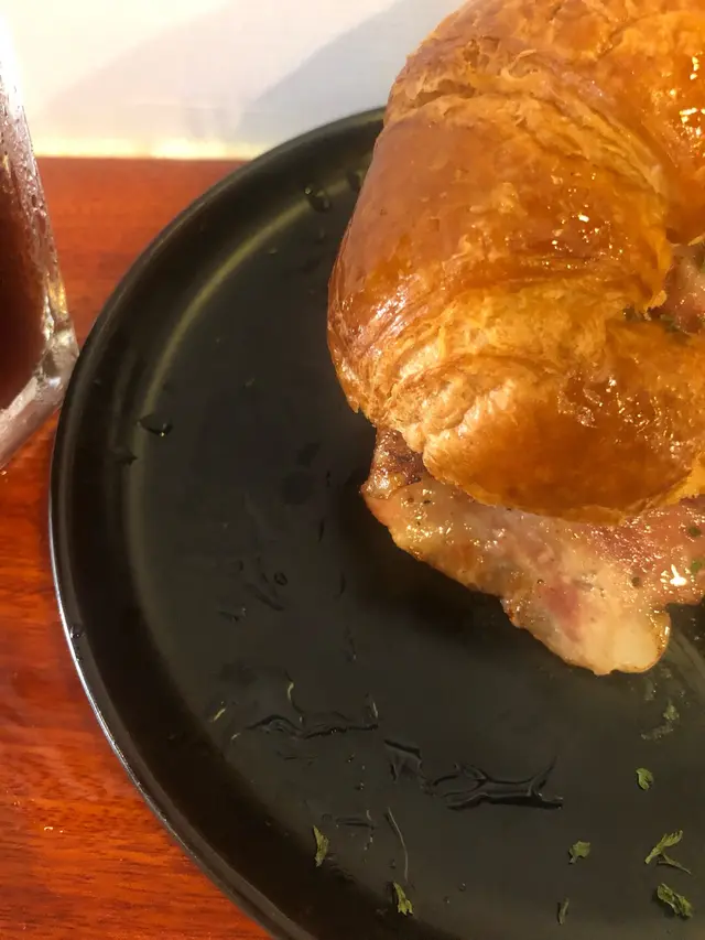 碟上全是油，一上枱個包已散散地，牛油果酸到我以為係壞咗