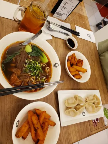 高麗菜餃子（8隻），半肵半肉牛肉麵，檸檬冬瓜茶（凍），甘梅地瓜條
