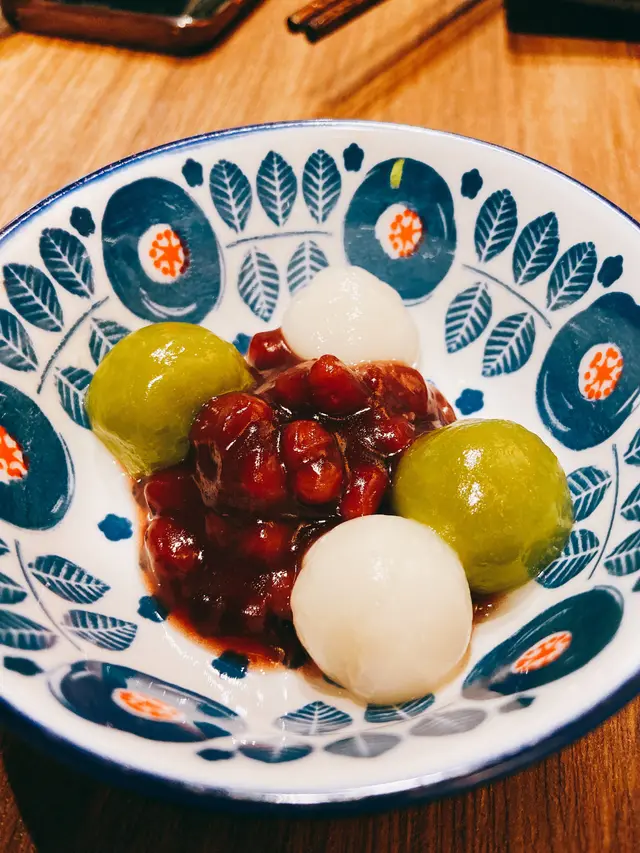 呢個係送嘅甜品，粉糰係微暖，感覺上唔似外邊啲餐廳放咗好耐先比您食