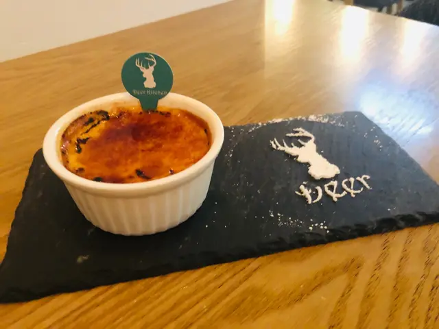 金黃的焦糖厚度適中,輕輕一敲,便會慢慢裂開;燉蛋口感幼滑,啖啖蛋香,作為飯後甜品份量啱啱好。