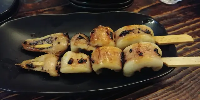 餐牌無的，魷魚夠厚身，先拉ㄧ拉油再燒香，肉質彈牙，略嫌鮮味不足。