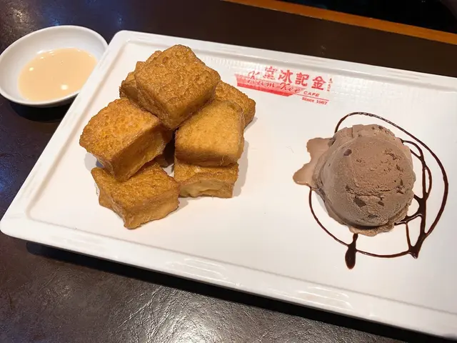 一口西多,遵循傳統,裏面有一層花生醬,
仲要配埋朱古力雪糕,會唔會係太邪惡?