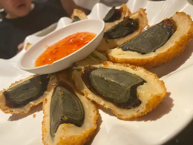 唔係度度泰國舖頭都見到呢個菜式。一上枱熱辣辣，加埋個甜酸醬汁，簡直冇得頂！