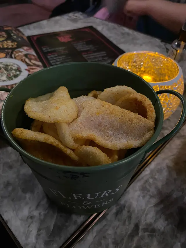 呢桶蝦片本身已經計咗落單入面每張枱$40 ，但係蝦片可以無限添加。