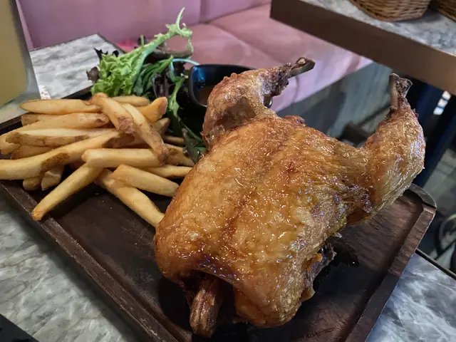 成隻雞嘅size唔大,個皮炸得趣卜卜,而同時裏面嘅肉依然keep住好滑,唔會好乾!