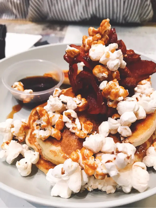 班戟比較薄身,口感尚算鬆軟!香蕉爆谷配上蜜糖煙肉非常夾味﹗