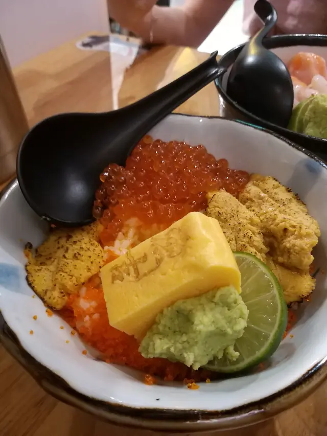 海膽三文魚子丼