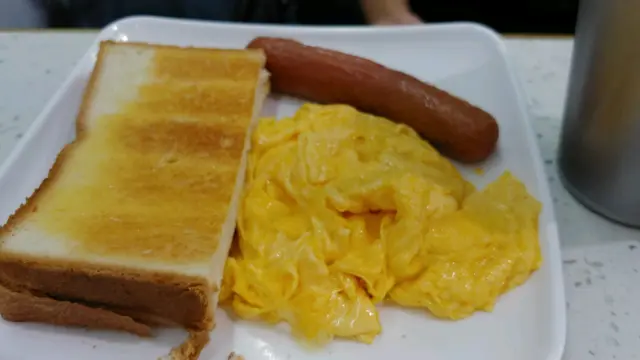 炒蛋、腸仔、多士