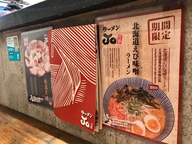 餐牌用魔術貼貼喺牆，環境企企理理