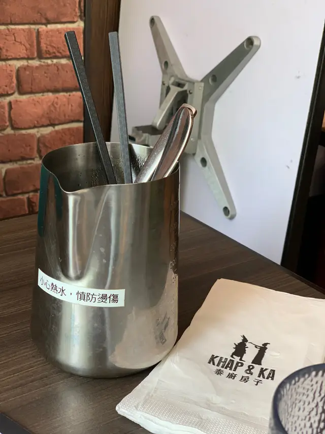 因疫情關係,用熱水浸餐具,保障食客健康