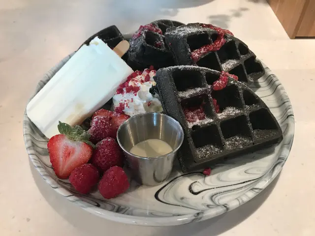 自家製牛奶雪條配竹炭糯米窩夫