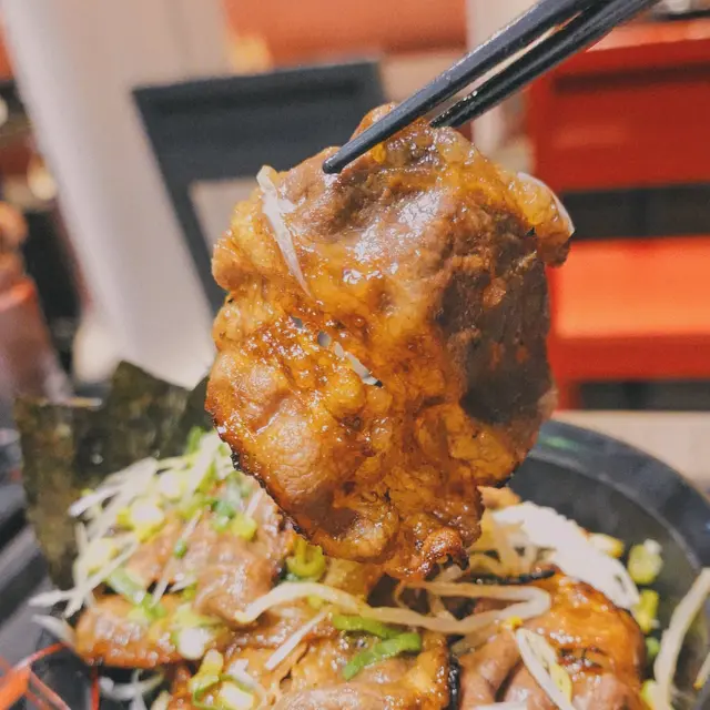 佢哋嘅牛肉片燒製過,脆脆地,好香口。