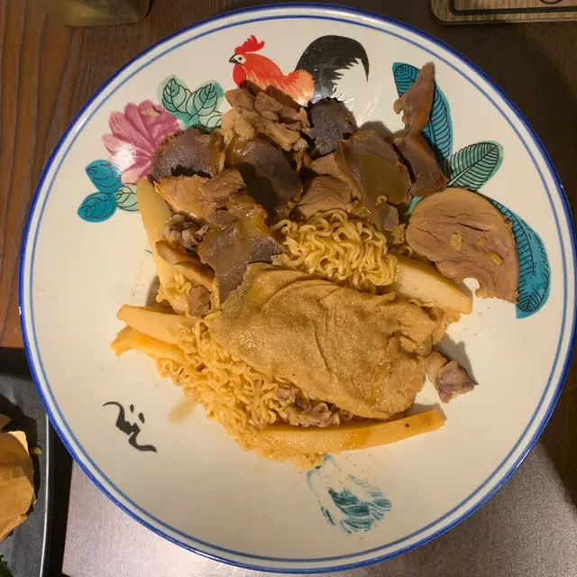 豬腱肉+雞腎+大豆皮+甜不辣+王子麵 (走蔥)