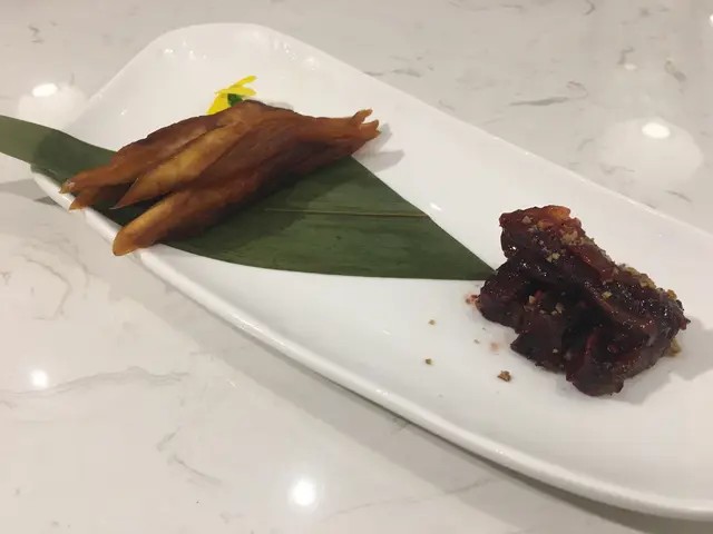 二小碟: 陳皮牛𦟌、醬香蘿蔔